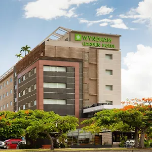 Wyndham Garden Downtown מלון