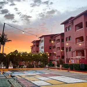 Selina Laguna Zone מלון