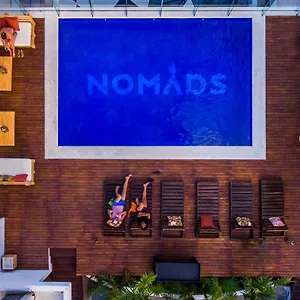 Nomads & Rooftop Pool ホステル